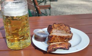 Brotzeit im Biergarten Hirschgarten