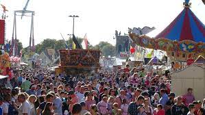 Schlendern über das Volksfest.