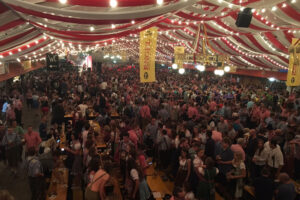 Das Große Engel-Zelt auf dem Fränkischen Volksfest in Crailsheim.