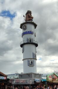 Der bekannte Löwenbräu Turm auf dem Münchner Oktoberfest,