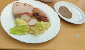 Der Münchener Leberkäs mit bayrischem Kartoffelsalat. 