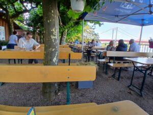 Im Biergarten Hafensturm kannst Du gemütlich am Thein sitzen. 