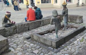 Die Füssener Skulpturen am Biergarten Beim Olivenbauer. 